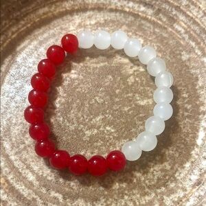 NWT Hamdmade Red and White glass Beaded Bracelet